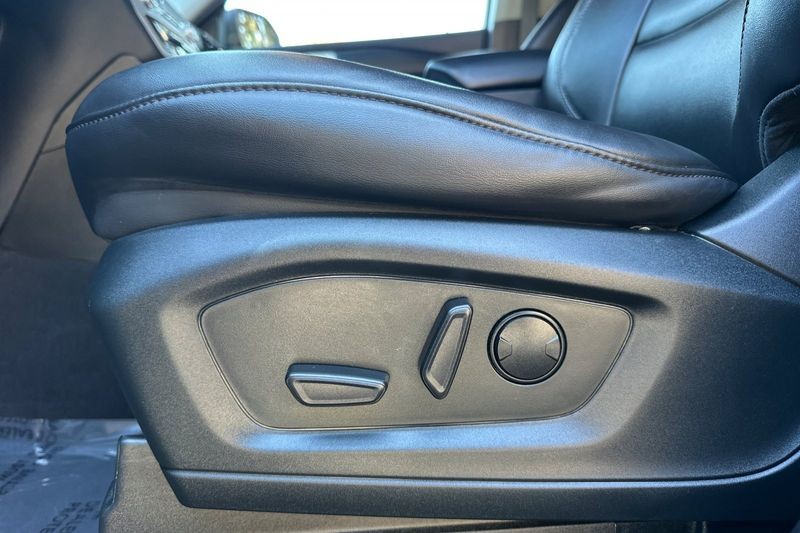 Ford Explorer Vehicle Full-screen Gallery Image 13
