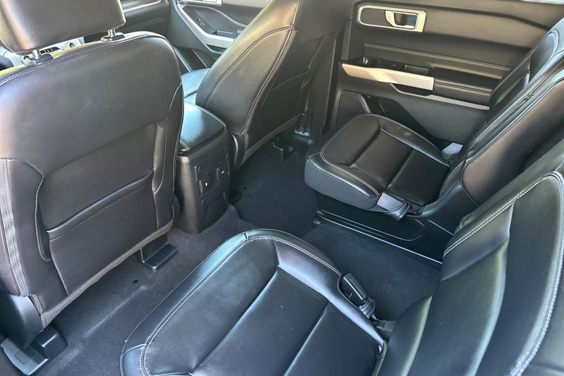 Ford Explorer Vehicle Full-screen Gallery Image 14