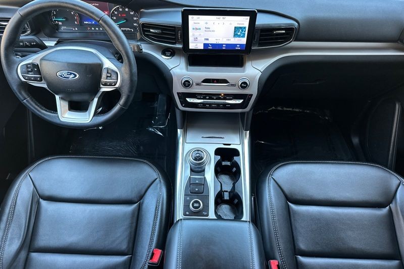 Ford Explorer Vehicle Full-screen Gallery Image 15
