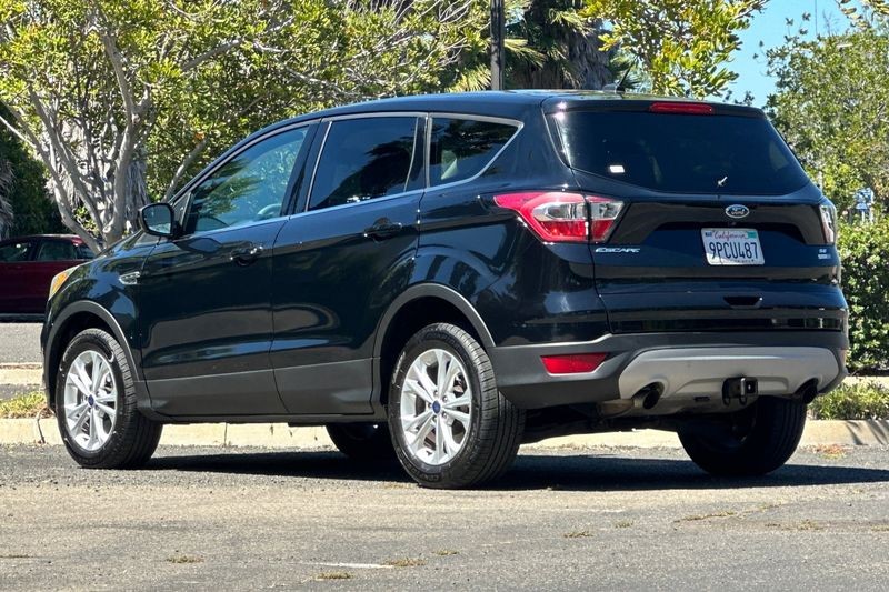 Ford Escape Vehicle Full-screen Gallery Image 05