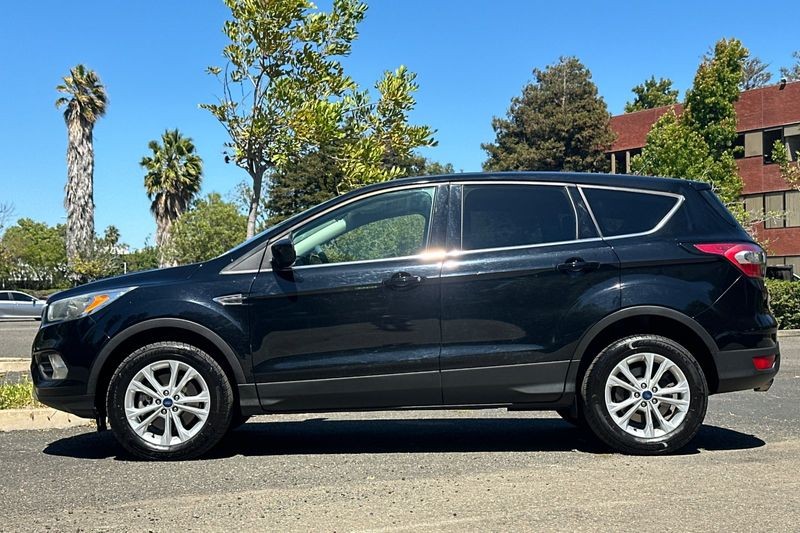 Ford Escape Vehicle Full-screen Gallery Image 06