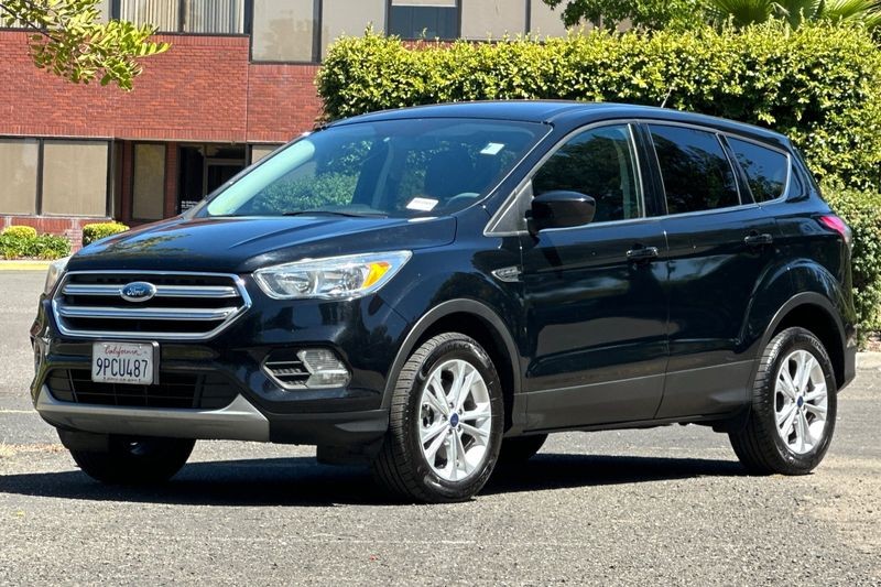 Ford Escape Vehicle Full-screen Gallery Image 07