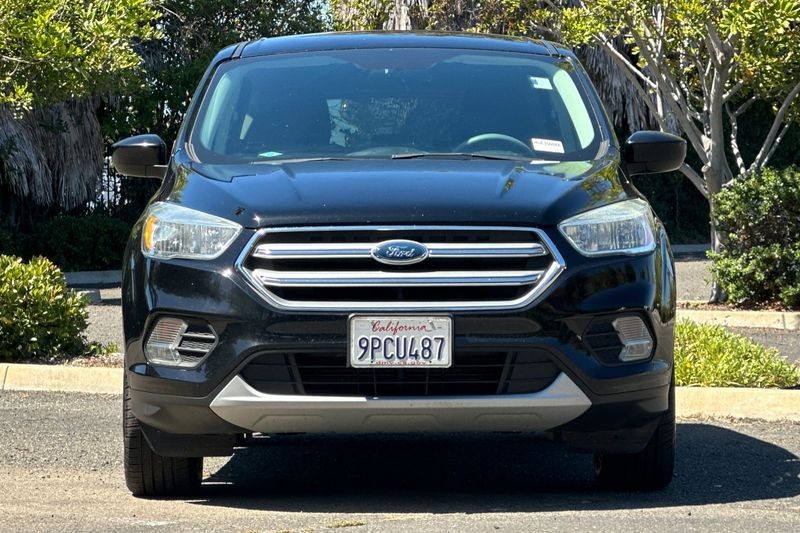 Ford Escape Vehicle Full-screen Gallery Image 08