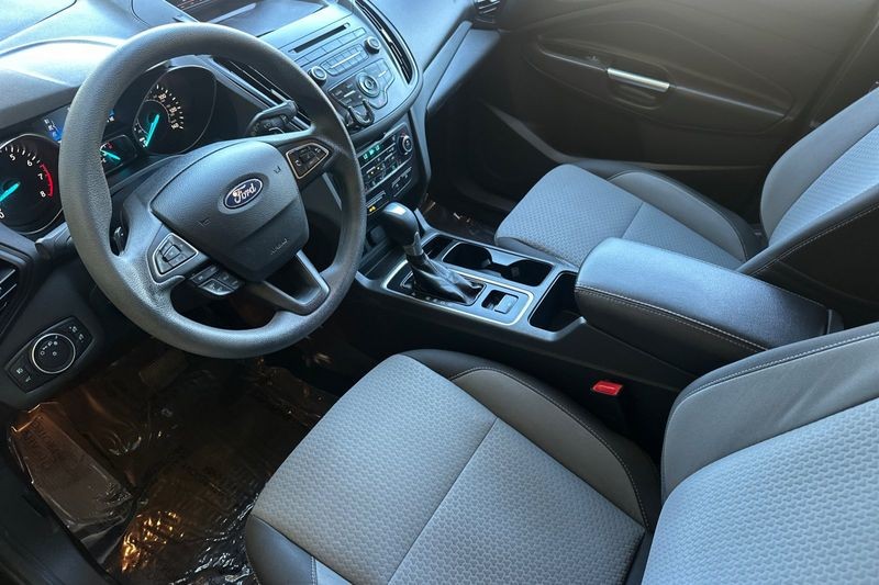 Ford Escape Vehicle Full-screen Gallery Image 09