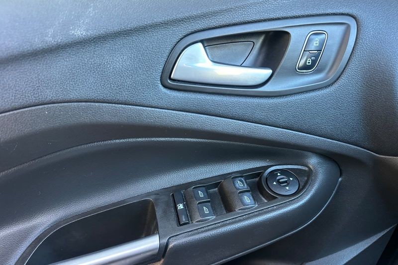 Ford Escape Vehicle Full-screen Gallery Image 10