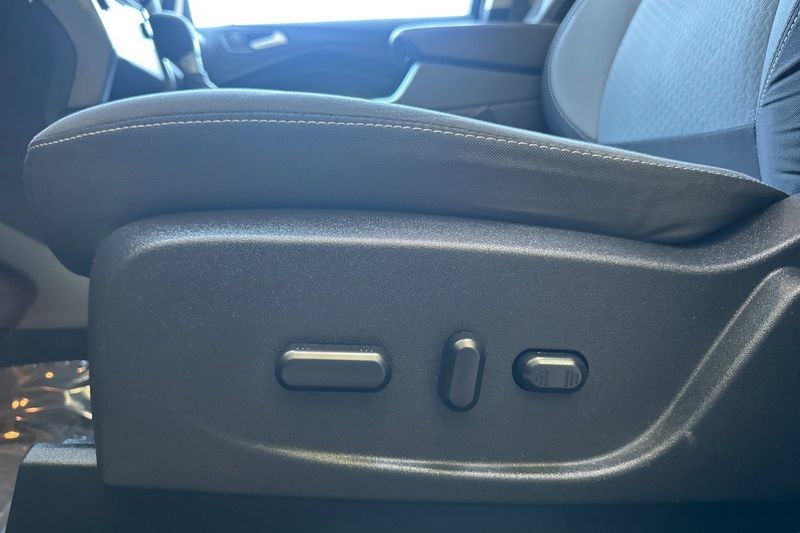 Ford Escape Vehicle Full-screen Gallery Image 12