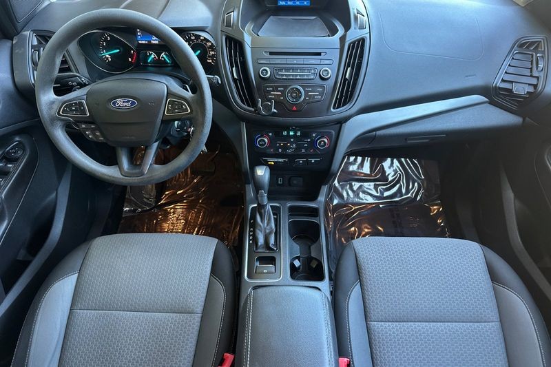 Ford Escape Vehicle Full-screen Gallery Image 14