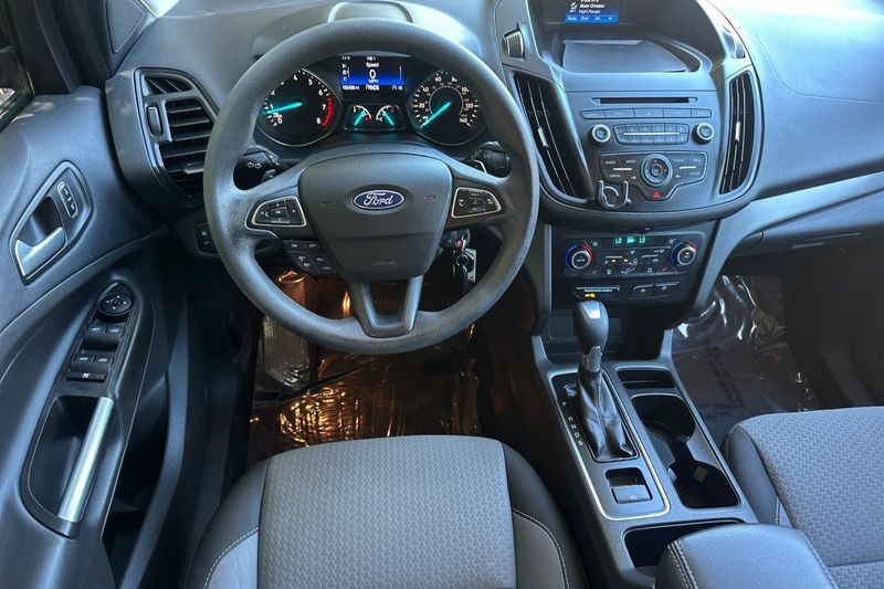 Ford Escape Vehicle Full-screen Gallery Image 15