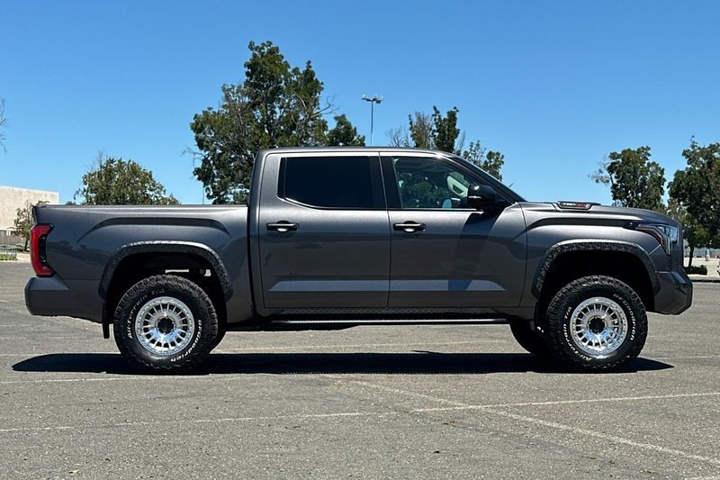 Toyota Tundra Hybrid Vehicle Full-screen Gallery Image 02