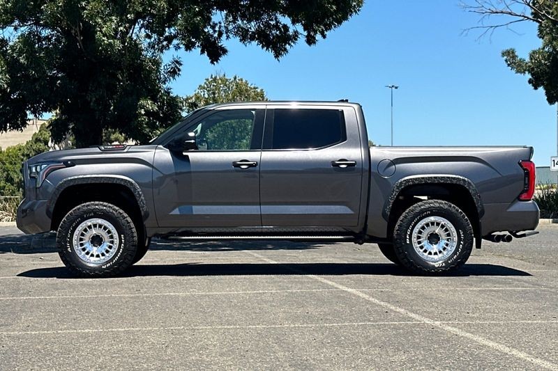 Toyota Tundra Hybrid Vehicle Full-screen Gallery Image 07
