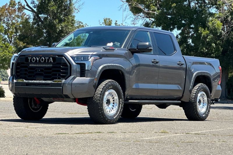 Toyota Tundra Hybrid Vehicle Full-screen Gallery Image 08