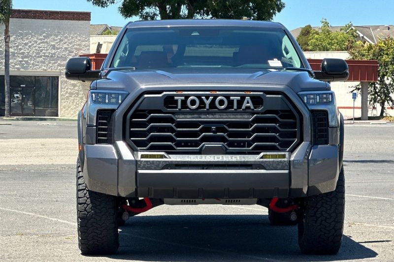 Toyota Tundra Hybrid Vehicle Full-screen Gallery Image 09