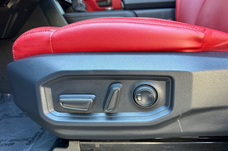 Toyota Tundra Hybrid Vehicle Full-screen Gallery Image 13