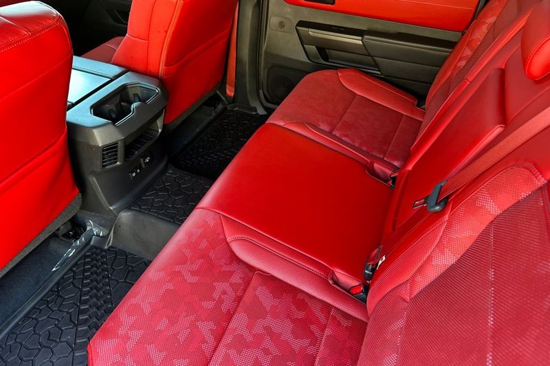 Toyota Tundra Hybrid Vehicle Full-screen Gallery Image 14