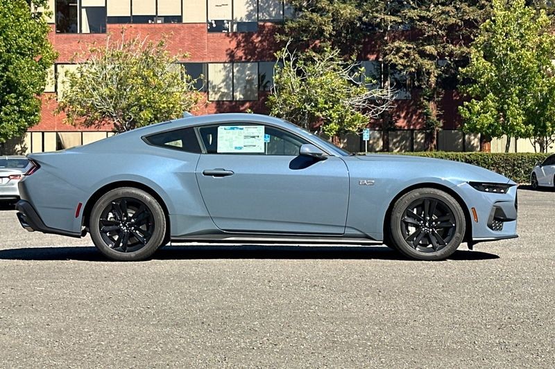 Ford Mustang Vehicle Full-screen Gallery Image 02