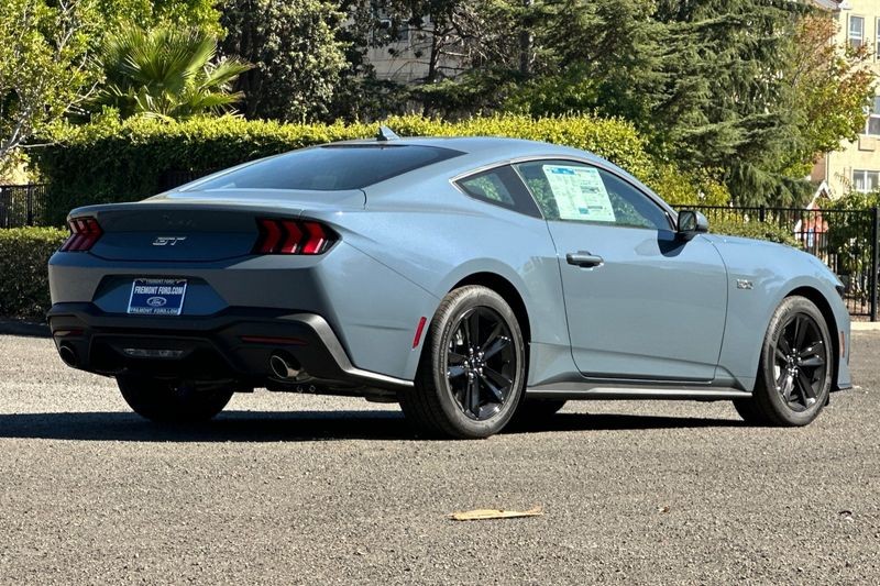 Ford Mustang Vehicle Full-screen Gallery Image 03