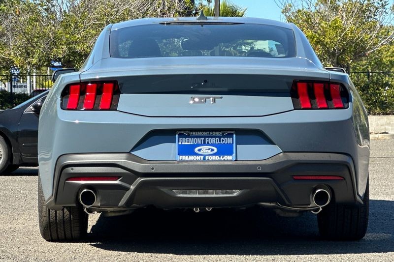Ford Mustang Vehicle Full-screen Gallery Image 04