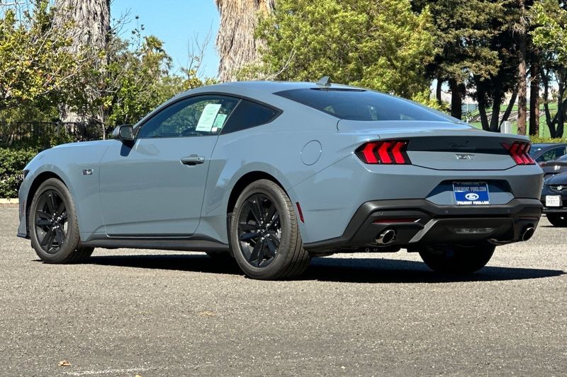 Ford Mustang Vehicle Full-screen Gallery Image 05