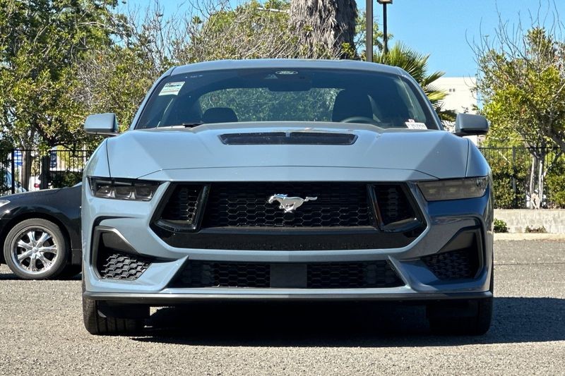 Ford Mustang Vehicle Full-screen Gallery Image 08