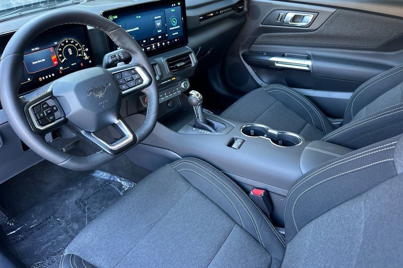 Ford Mustang Vehicle Full-screen Gallery Image 09
