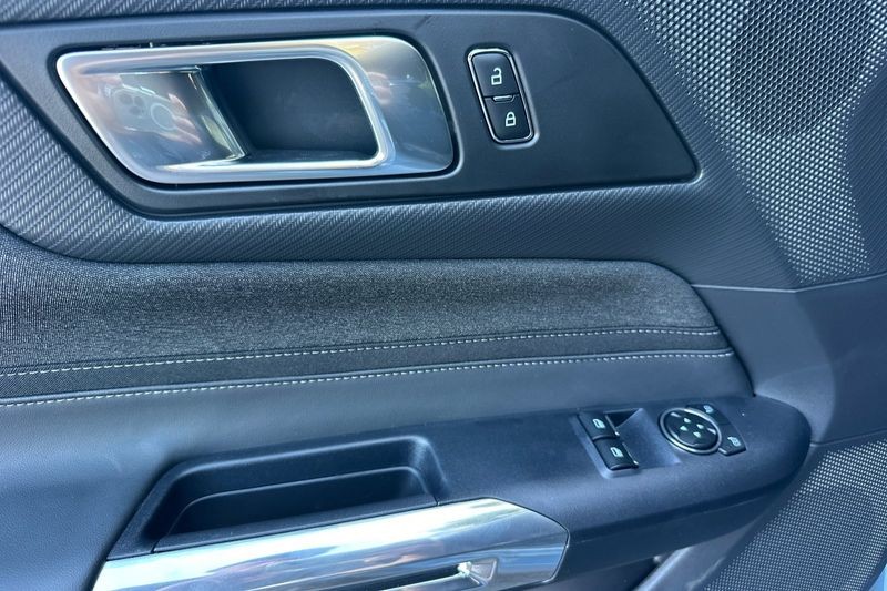 Ford Mustang Vehicle Full-screen Gallery Image 10