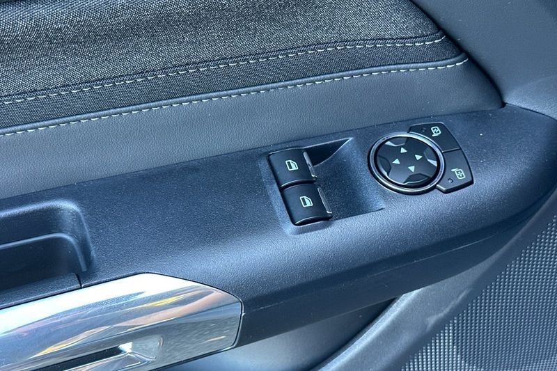 Ford Mustang Vehicle Full-screen Gallery Image 11