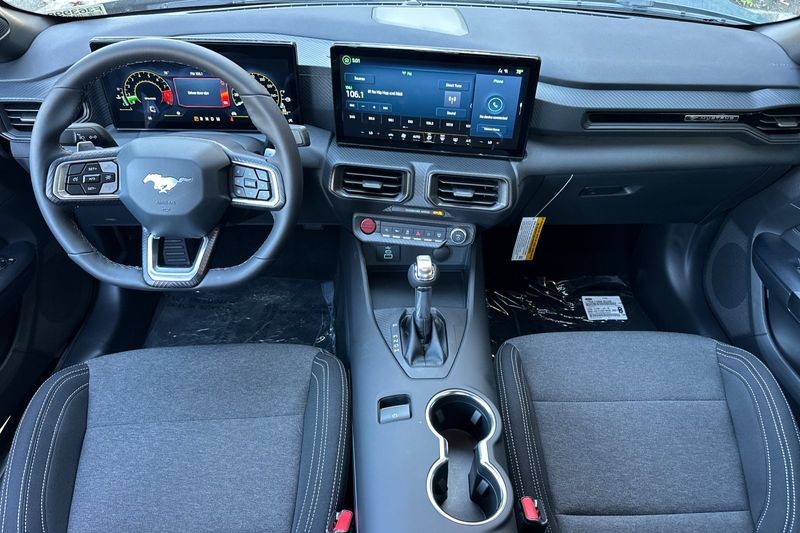 Ford Mustang Vehicle Full-screen Gallery Image 13