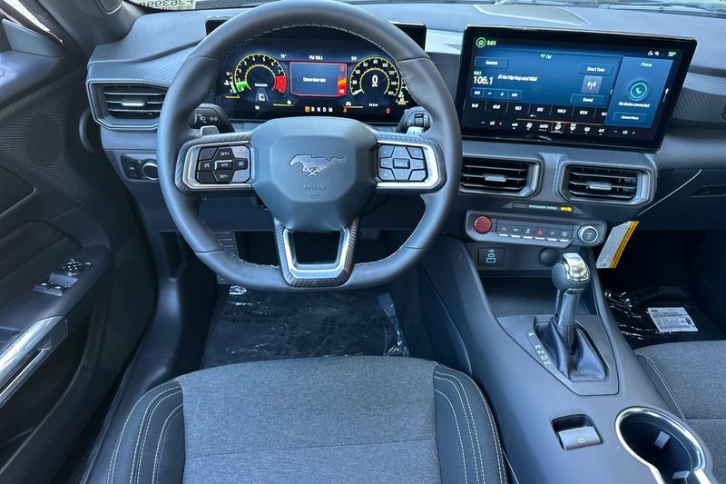 Ford Mustang Vehicle Full-screen Gallery Image 14