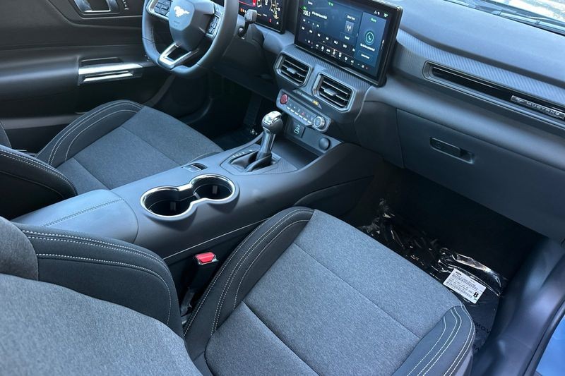 Ford Mustang Vehicle Full-screen Gallery Image 15