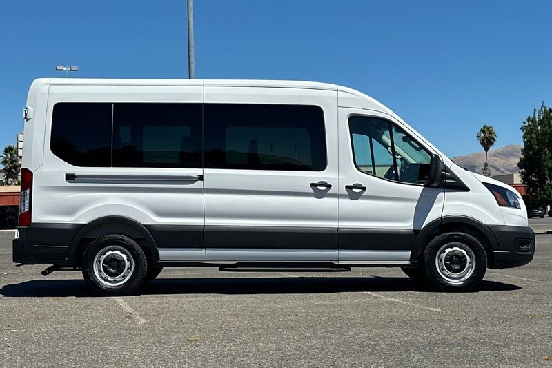 Ford Transit-350 Vehicle Full-screen Gallery Image 02