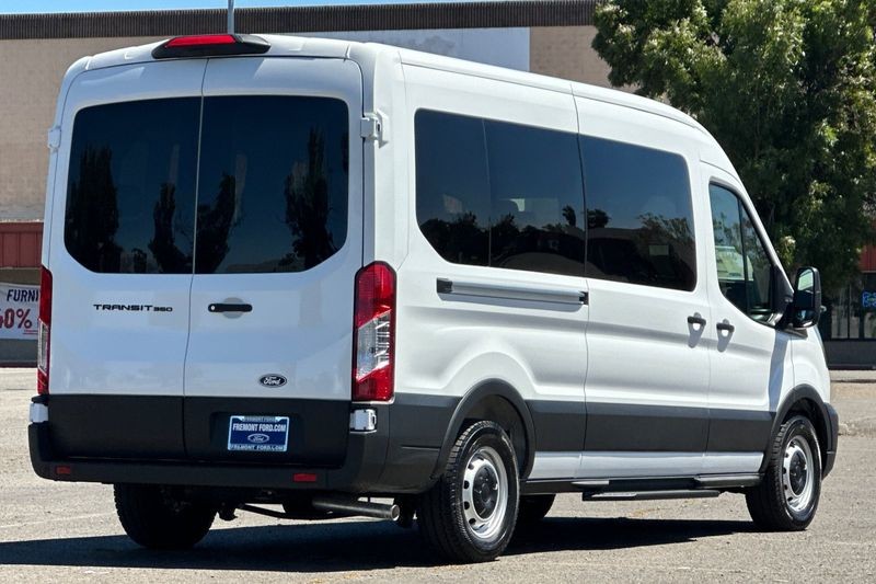Ford Transit-350 Vehicle Full-screen Gallery Image 03