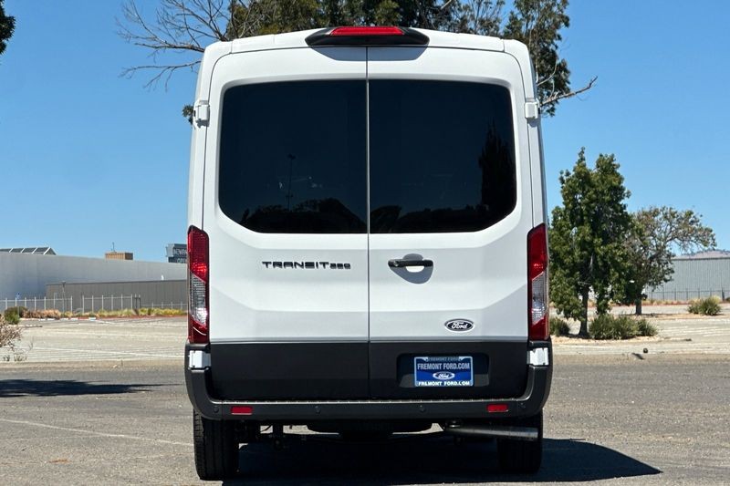 Ford Transit-350 Vehicle Full-screen Gallery Image 04