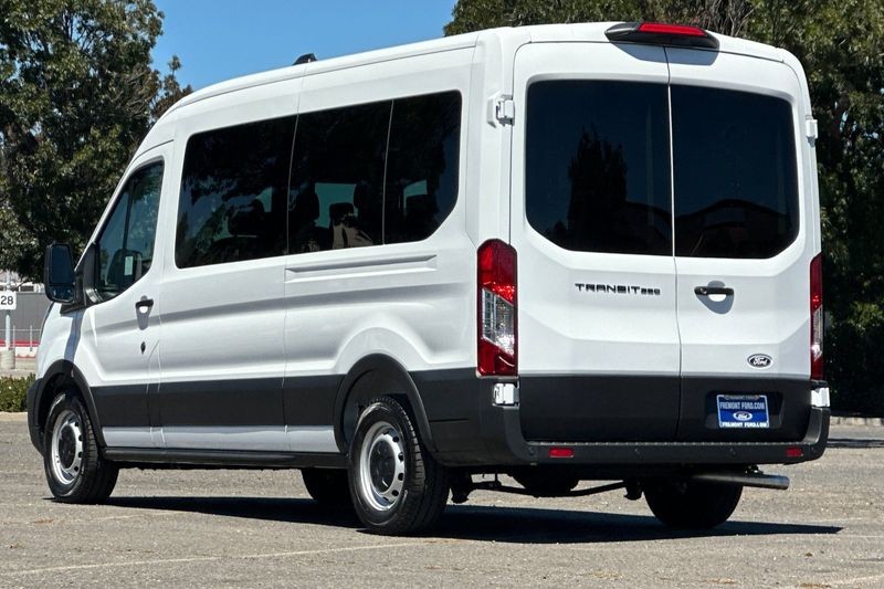 Ford Transit-350 Vehicle Full-screen Gallery Image 05