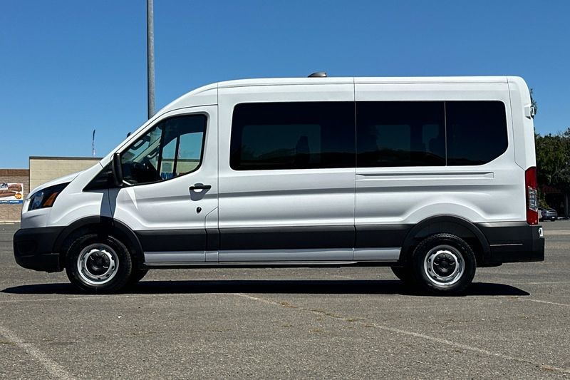 Ford Transit-350 Vehicle Full-screen Gallery Image 06