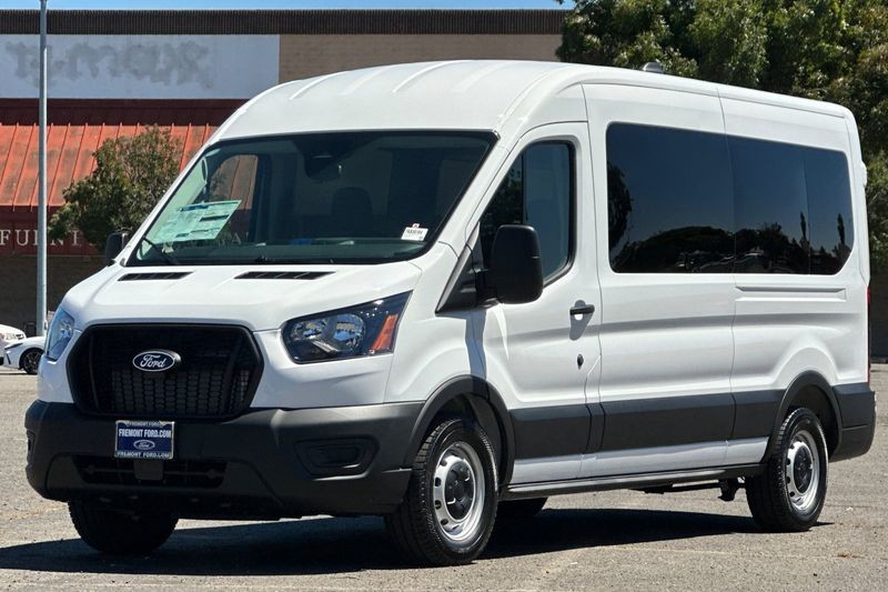 Ford Transit-350 Vehicle Full-screen Gallery Image 07