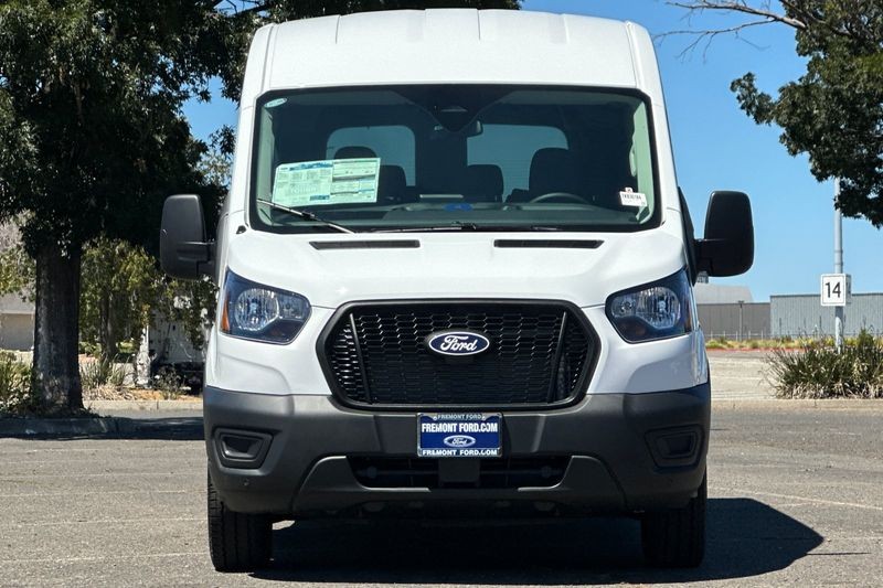 Ford Transit-350 Vehicle Full-screen Gallery Image 08