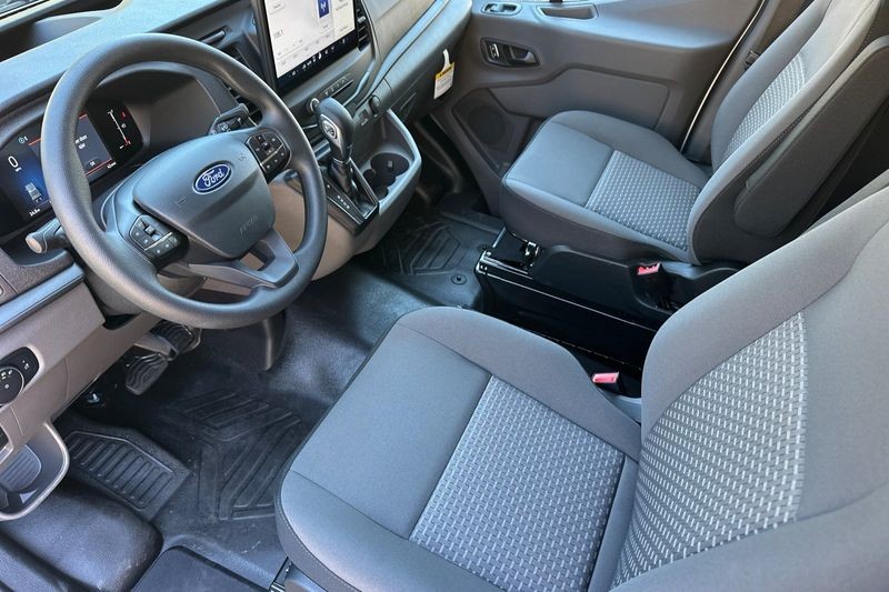 Ford Transit-350 Vehicle Full-screen Gallery Image 09