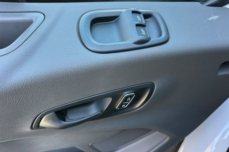 Ford Transit-350 Vehicle Full-screen Gallery Image 10