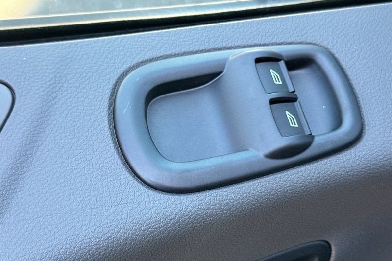 Ford Transit-350 Vehicle Full-screen Gallery Image 11