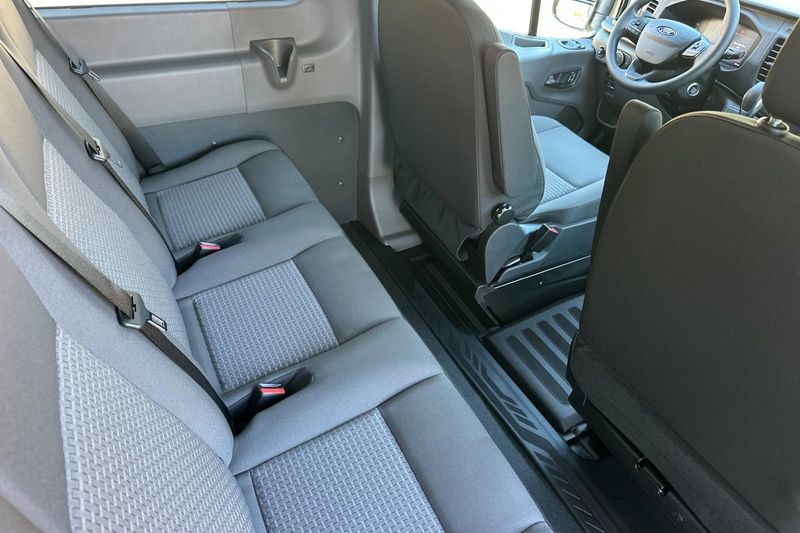 Ford Transit-350 Vehicle Full-screen Gallery Image 12