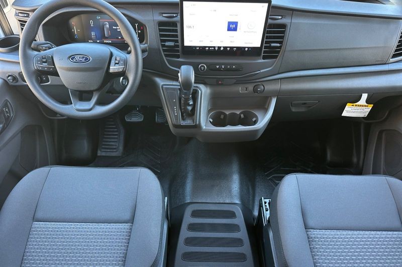Ford Transit-350 Vehicle Full-screen Gallery Image 13
