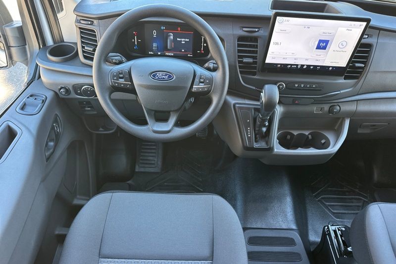 Ford Transit-350 Vehicle Full-screen Gallery Image 14