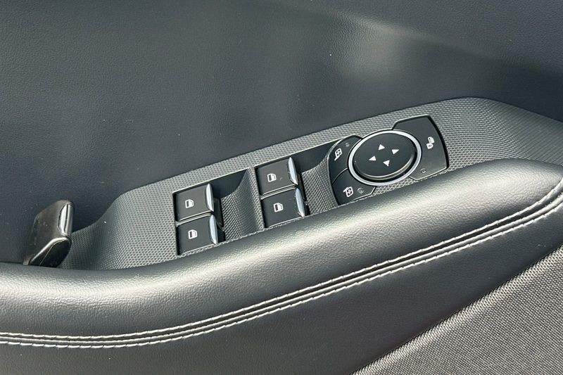 Ford Mustang Mach-E Vehicle Full-screen Gallery Image 12