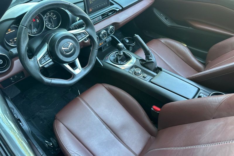 Mazda Miata RF Vehicle Full-screen Gallery Image 11