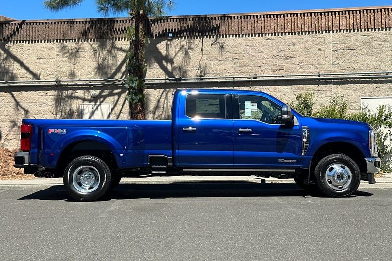 Ford F-350SD Vehicle Full-screen Gallery Image 02
