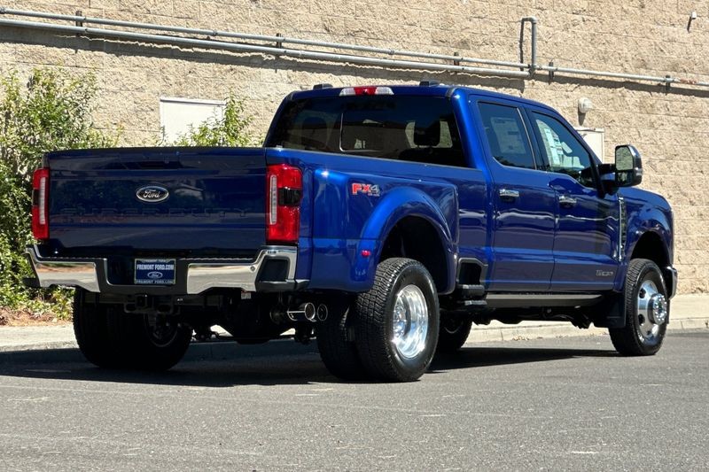 Ford F-350SD Vehicle Full-screen Gallery Image 03