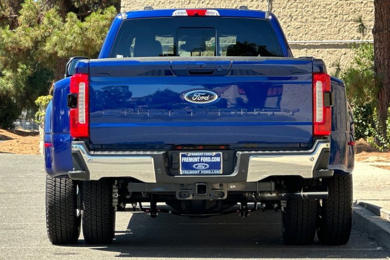 Ford F-350SD Vehicle Full-screen Gallery Image 04