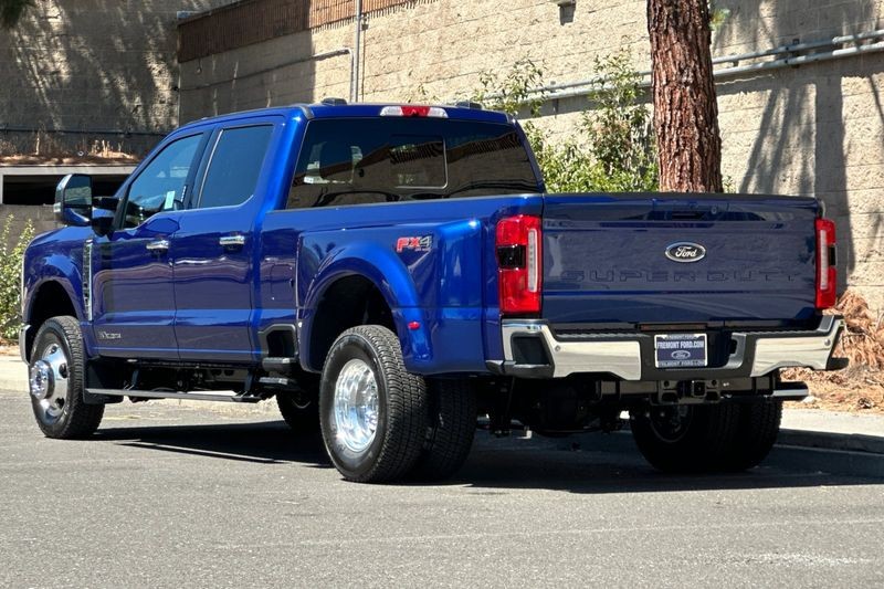 Ford F-350SD Vehicle Full-screen Gallery Image 05