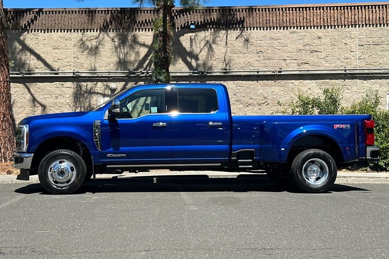 Ford F-350SD Vehicle Full-screen Gallery Image 06