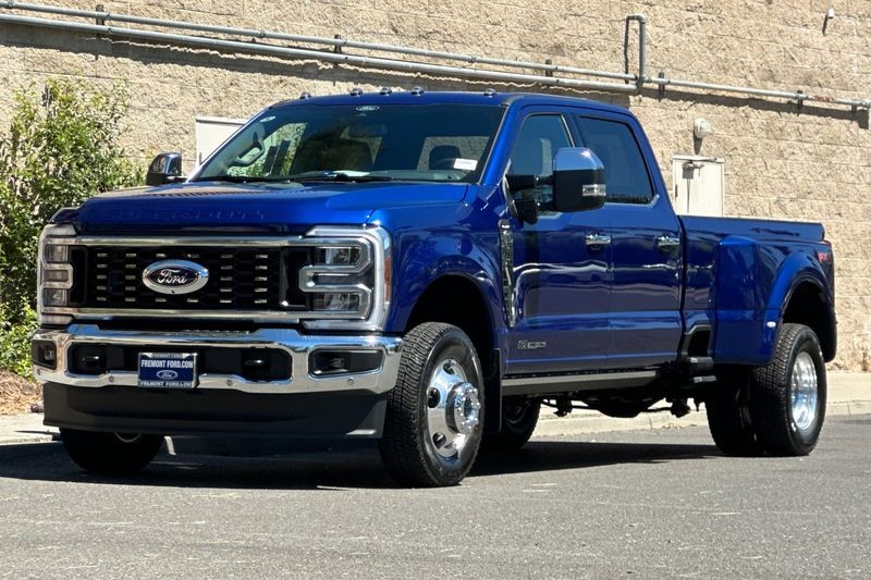 Ford F-350SD Vehicle Full-screen Gallery Image 07